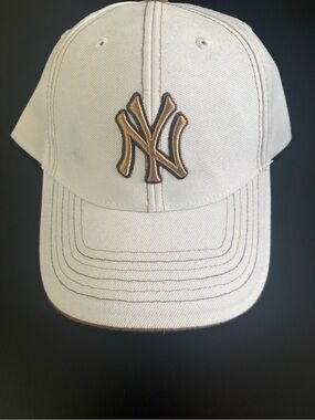 NY Yankees Twins Enterprise Cream Gold Snap Cap OSFA